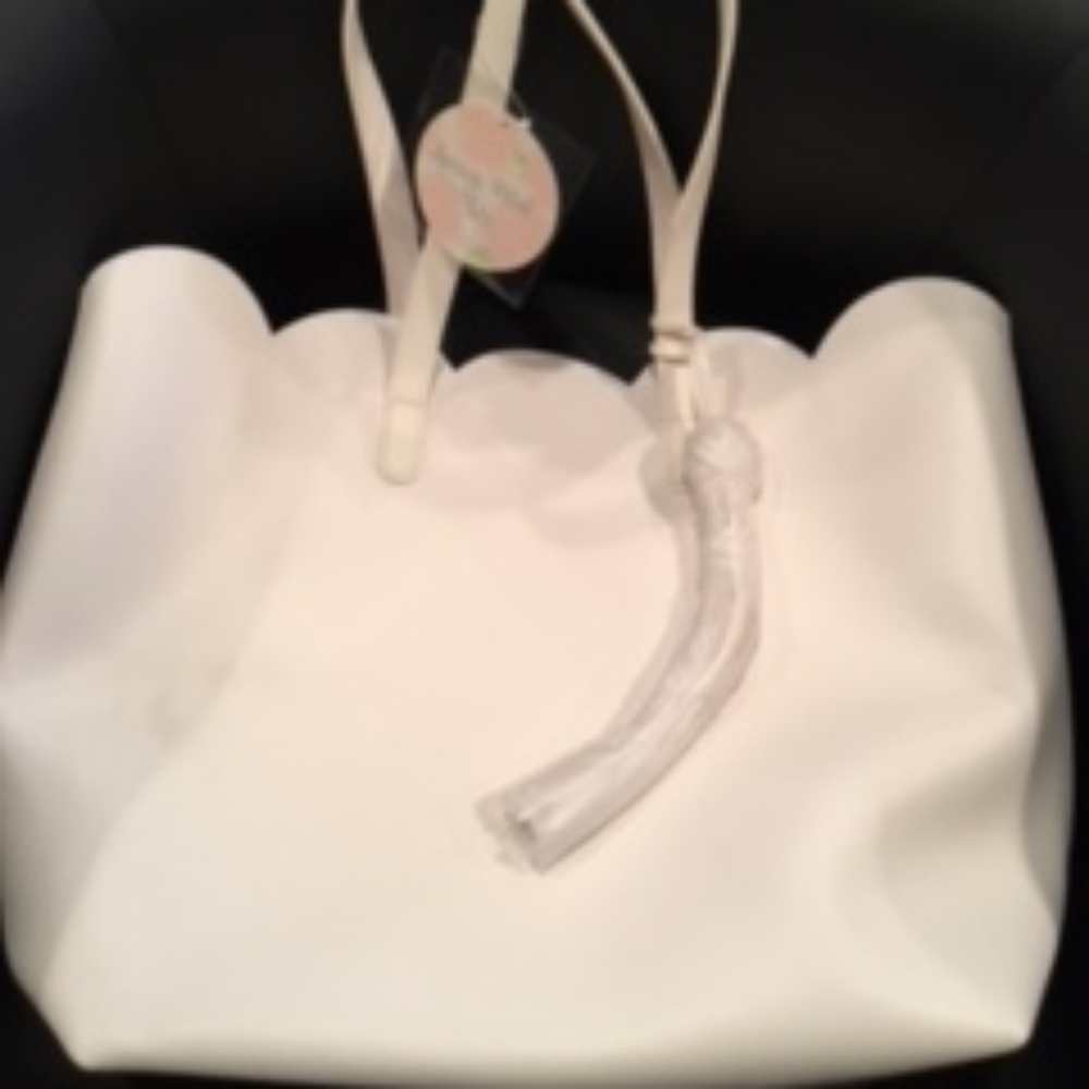 NWT - White Scallop Tote / Pocketbook
